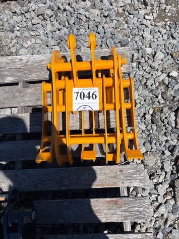 Image for E2. Excavator log Grapple