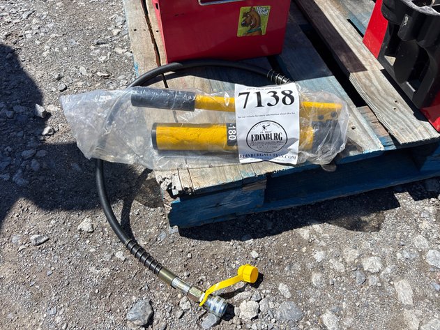 Image for D1. Hydraulic floor jack