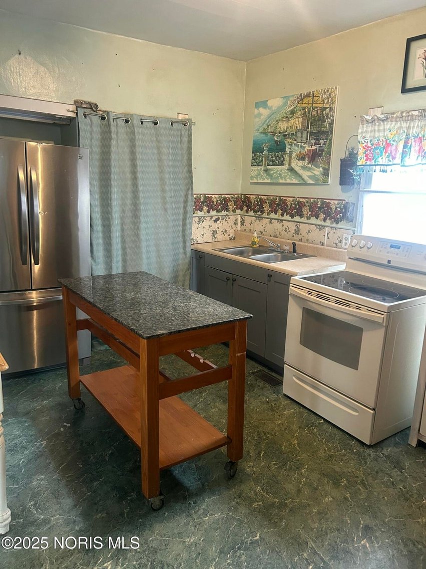 Image for MINIMUM BID AUCTION $40,000! 245 Plymouth St