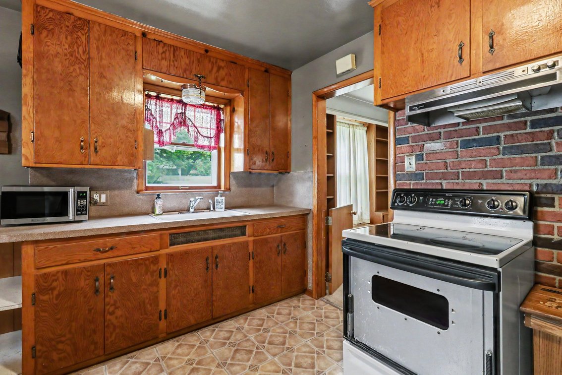 Image for MINIMUM BID AUCTION $75,000! 1204 Hawk St