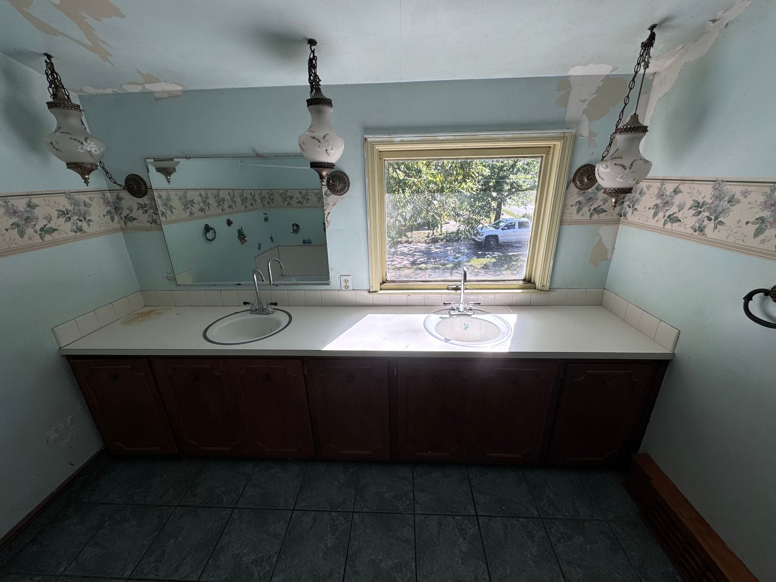 Image for MINIMUM BID AUCTION $99,000! 616 E Oak St