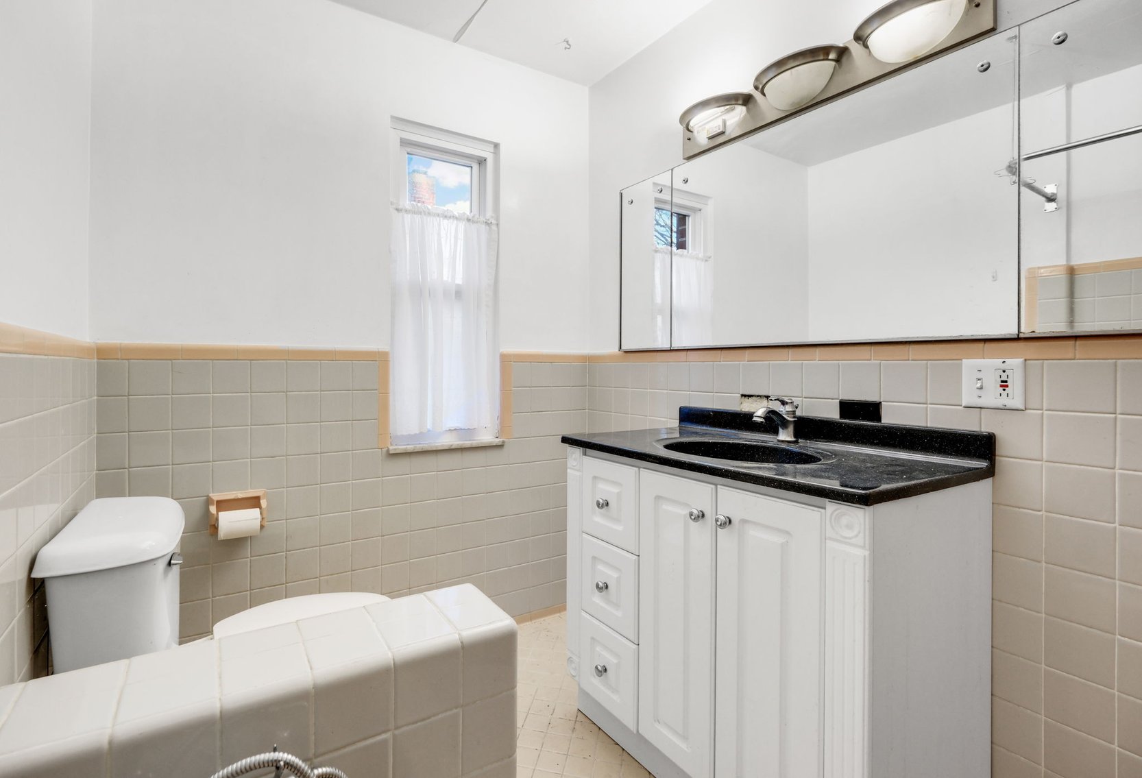 Image for MINIMUM BID AUCTION $149,000! 1660 N Cove Blvd.