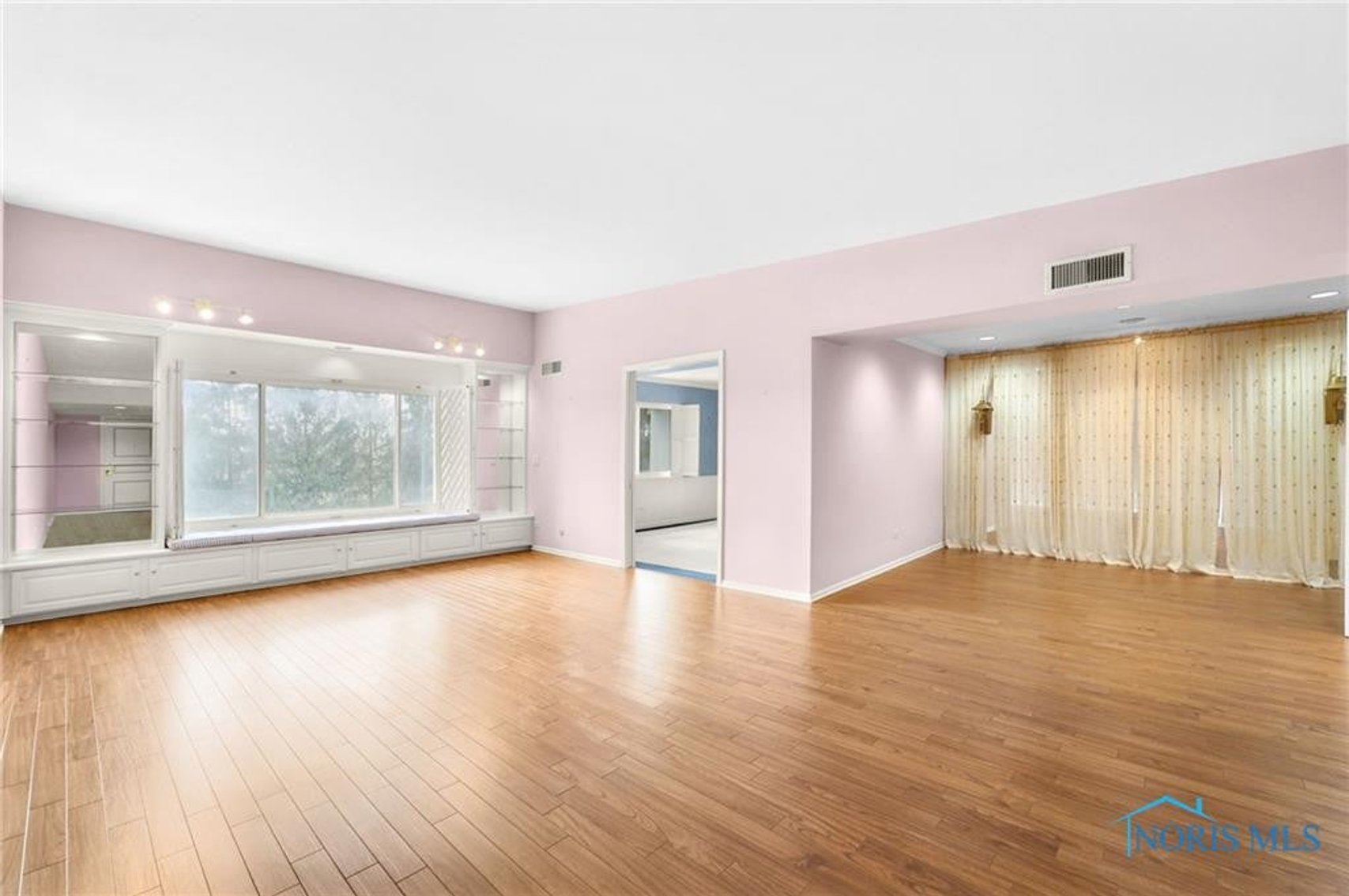 Image for MINIMUM BID AUCTION $110,000! 4343 W. Bancroft St # 4G