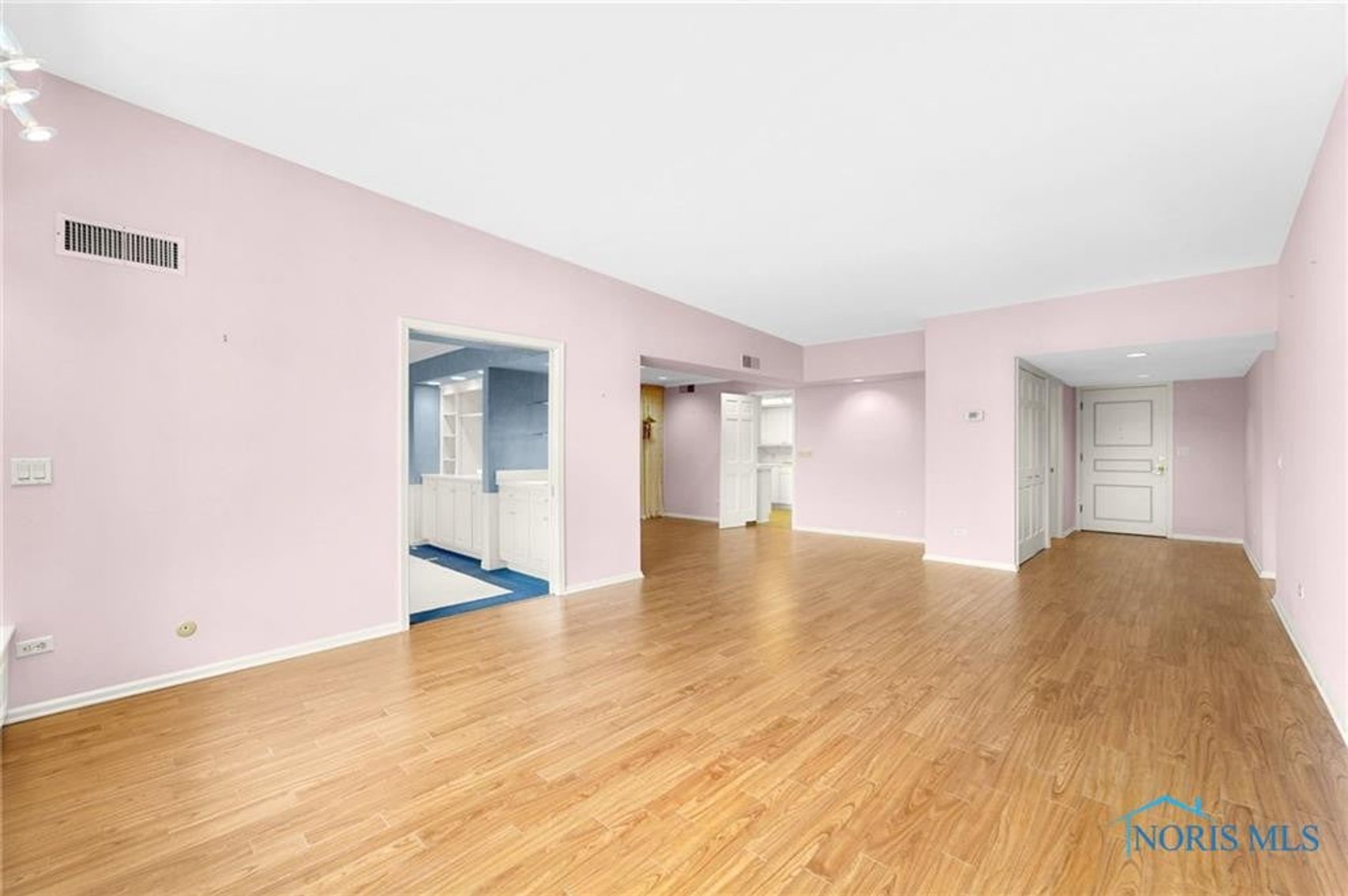 Image for MINIMUM BID AUCTION $110,000! 4343 W. Bancroft St # 4G