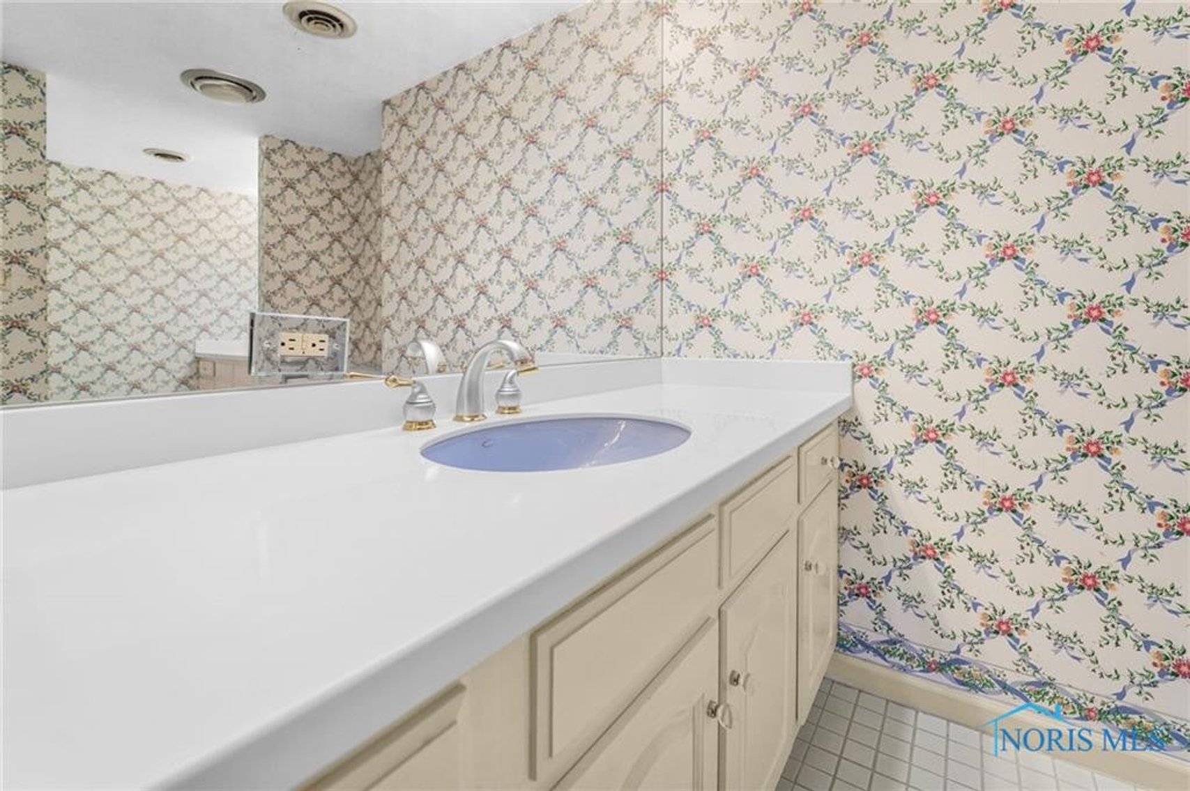Image for MINIMUM BID AUCTION $110,000! 4343 W. Bancroft St # 4G