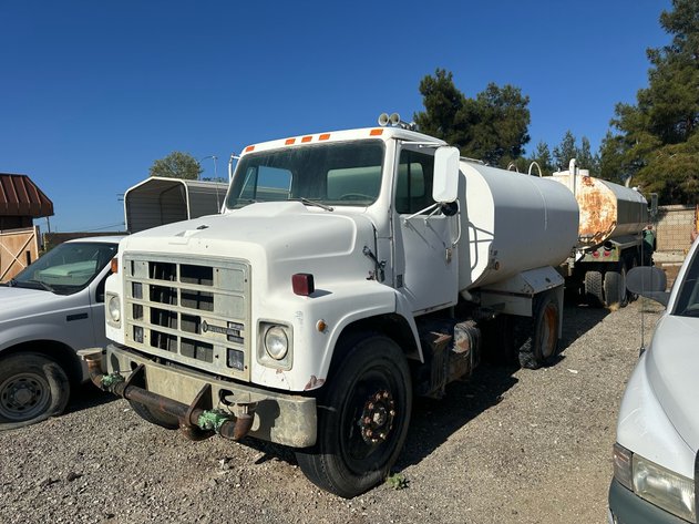 Image for 1987 International F2375 2000 Gallon Water Truck