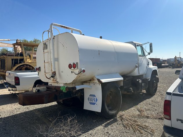 Image for 1987 International F2375 2000 Gallon Water Truck