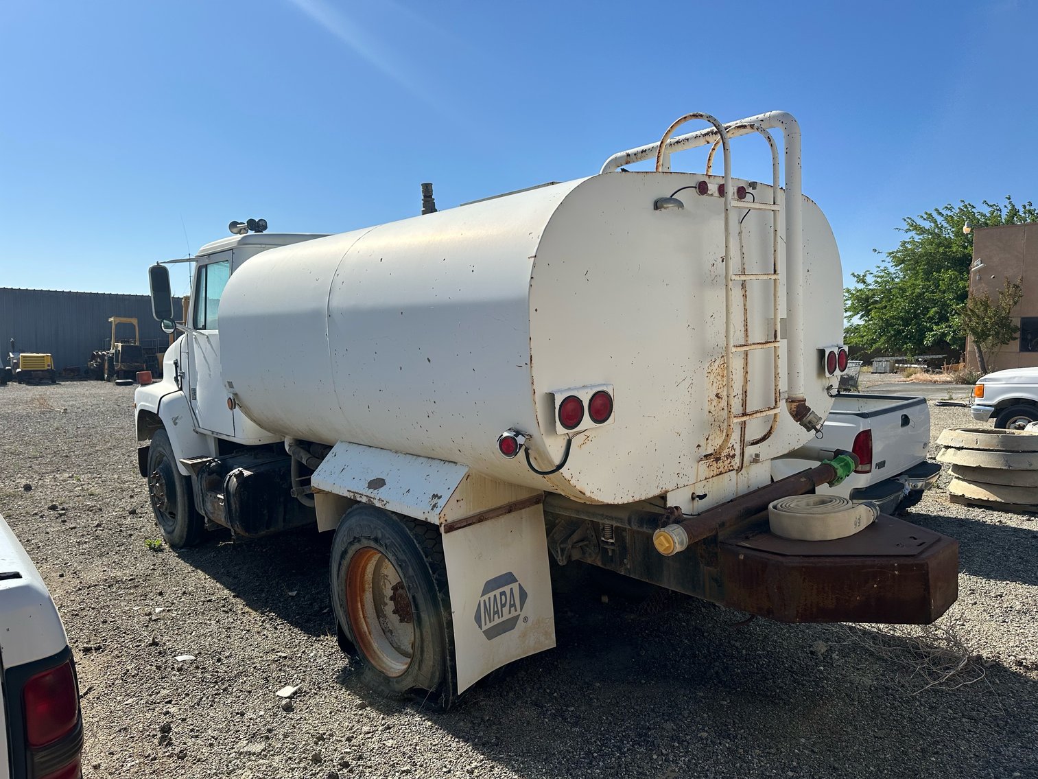 Image for 1987 International F2375 2000 Gallon Water Truck