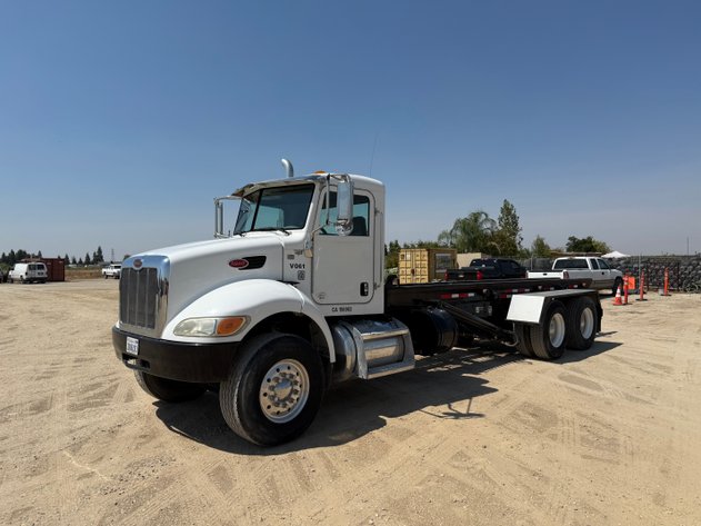 Image for 2012 Peterbilt 348 T/A Roll-Off Truck