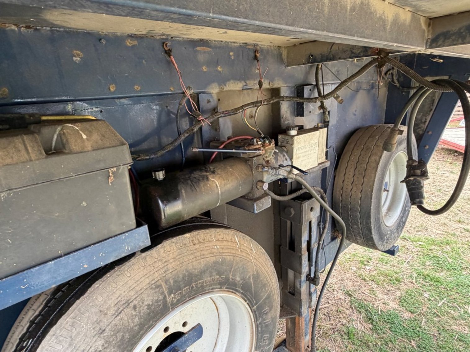 Image for 1997 GRAND PRIX 30' GOOSENECK LIVESTOCK TRAILER