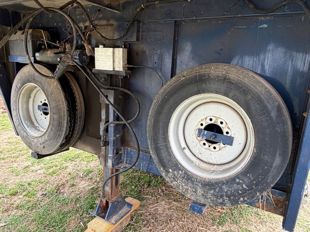 Image for 1997 GRAND PRIX 30' GOOSENECK LIVESTOCK TRAILER