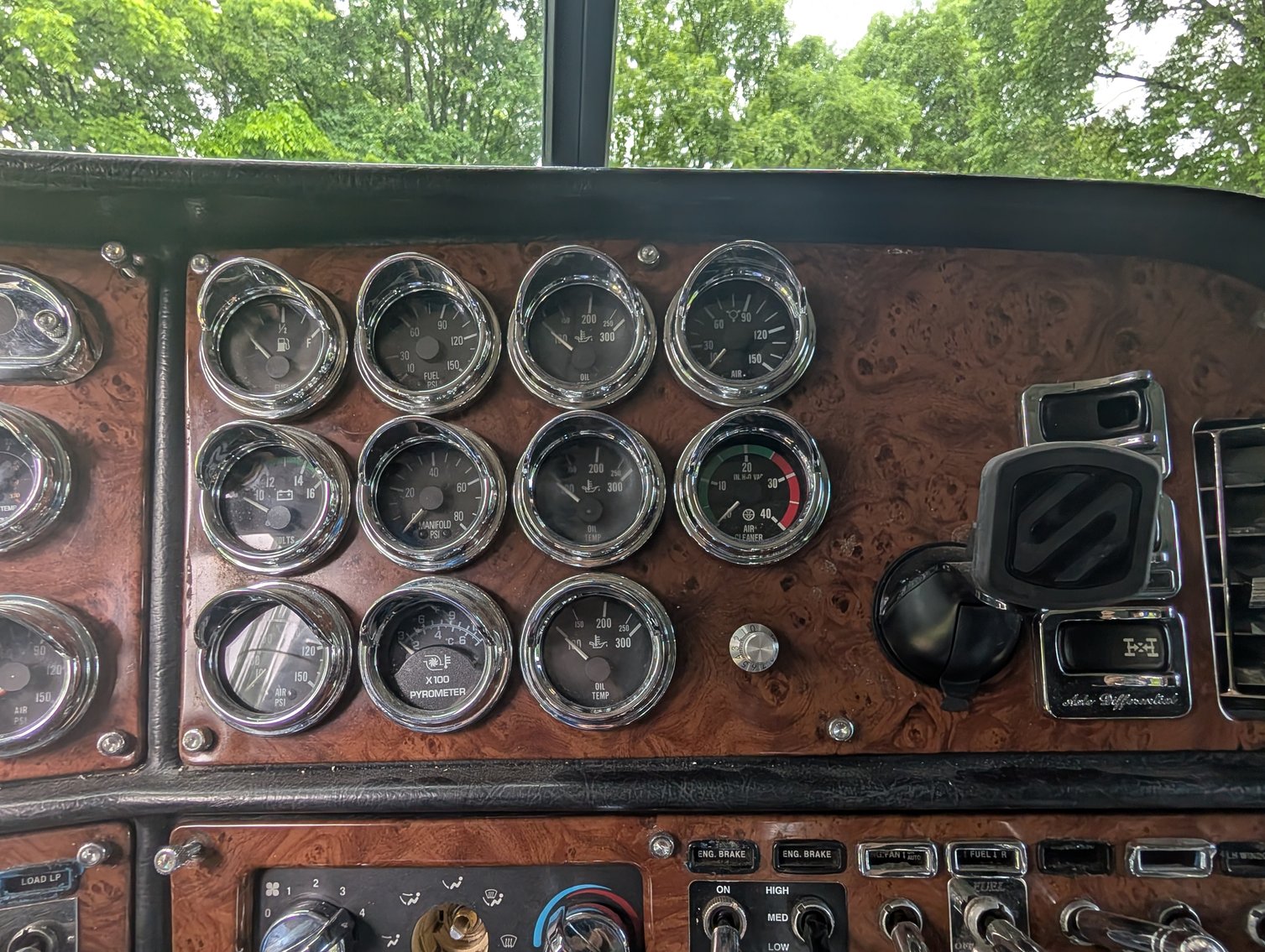 Image for 2005 PETERBILT 379 TANDEM AXLE TRUCK TRACTOR