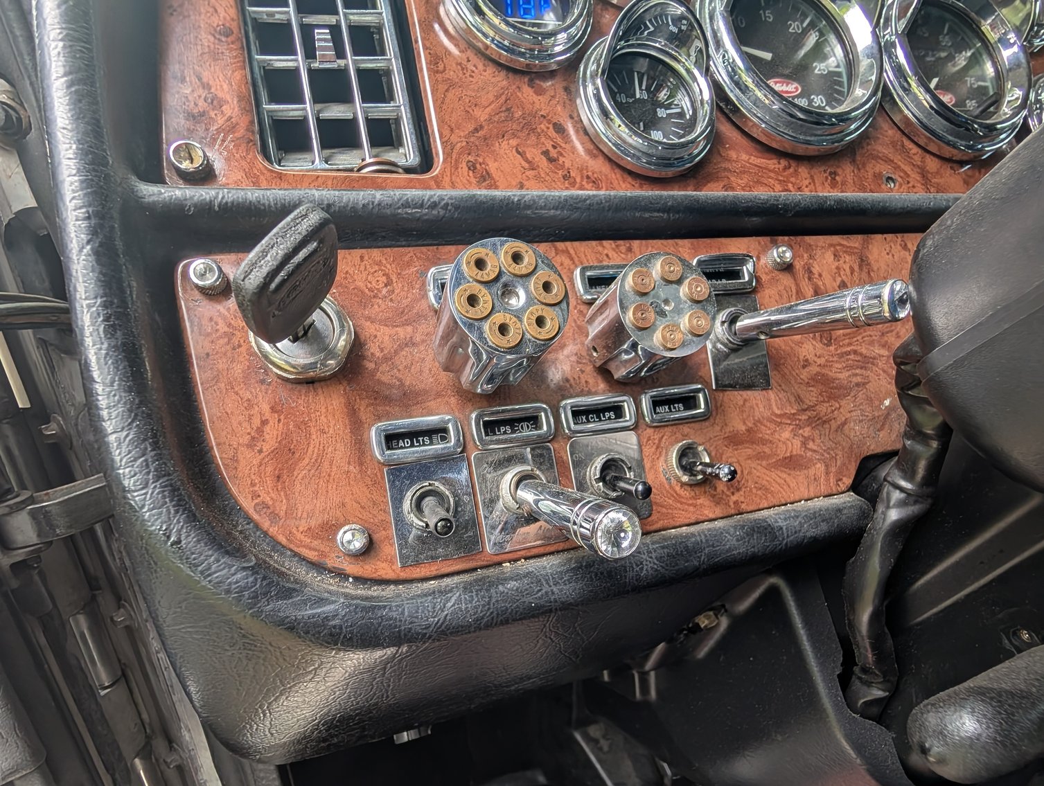 Image for 2005 PETERBILT 379 TANDEM AXLE TRUCK TRACTOR
