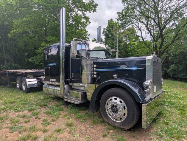 Image for 2005 PETERBILT 379 TANDEM AXLE TRUCK TRACTOR