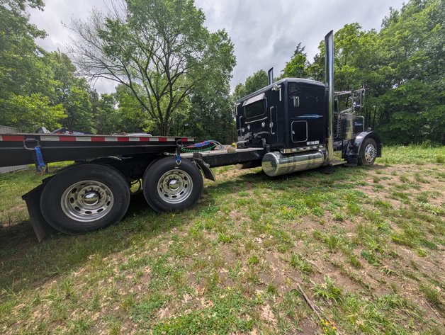 Image for 2005 PETERBILT 379 TANDEM AXLE TRUCK TRACTOR