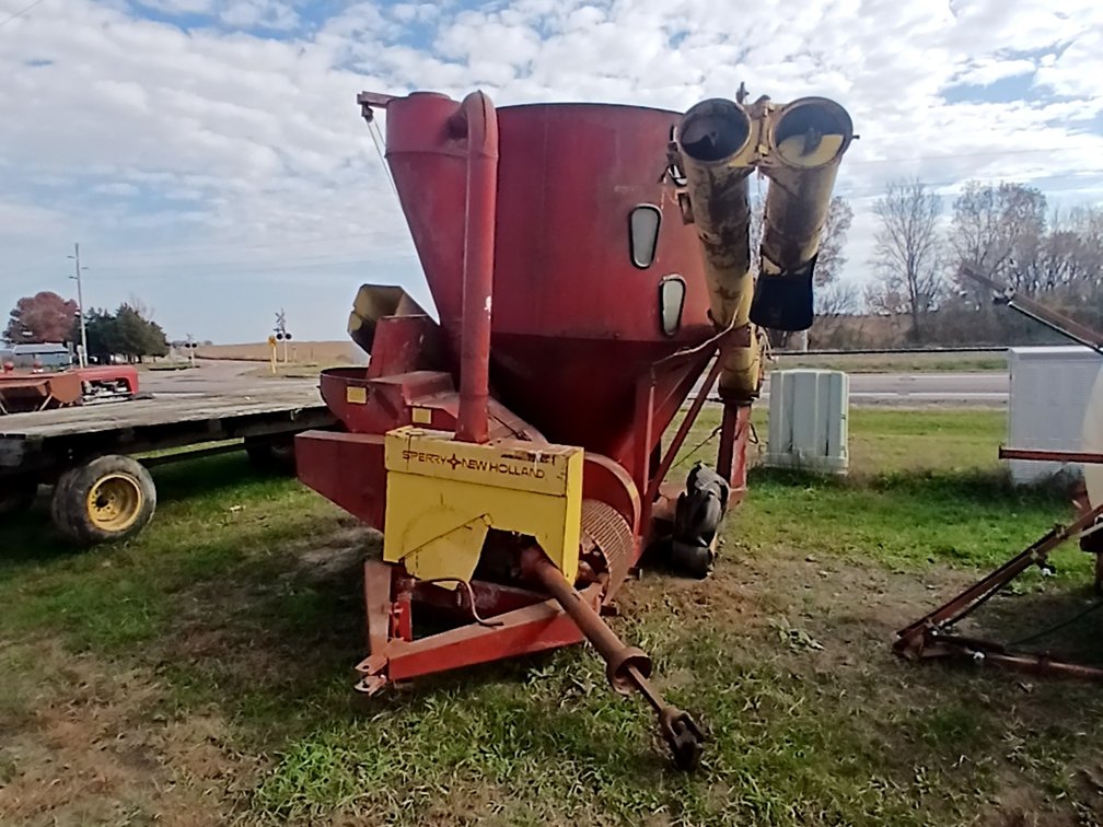 New Holland 355 Feed Mill