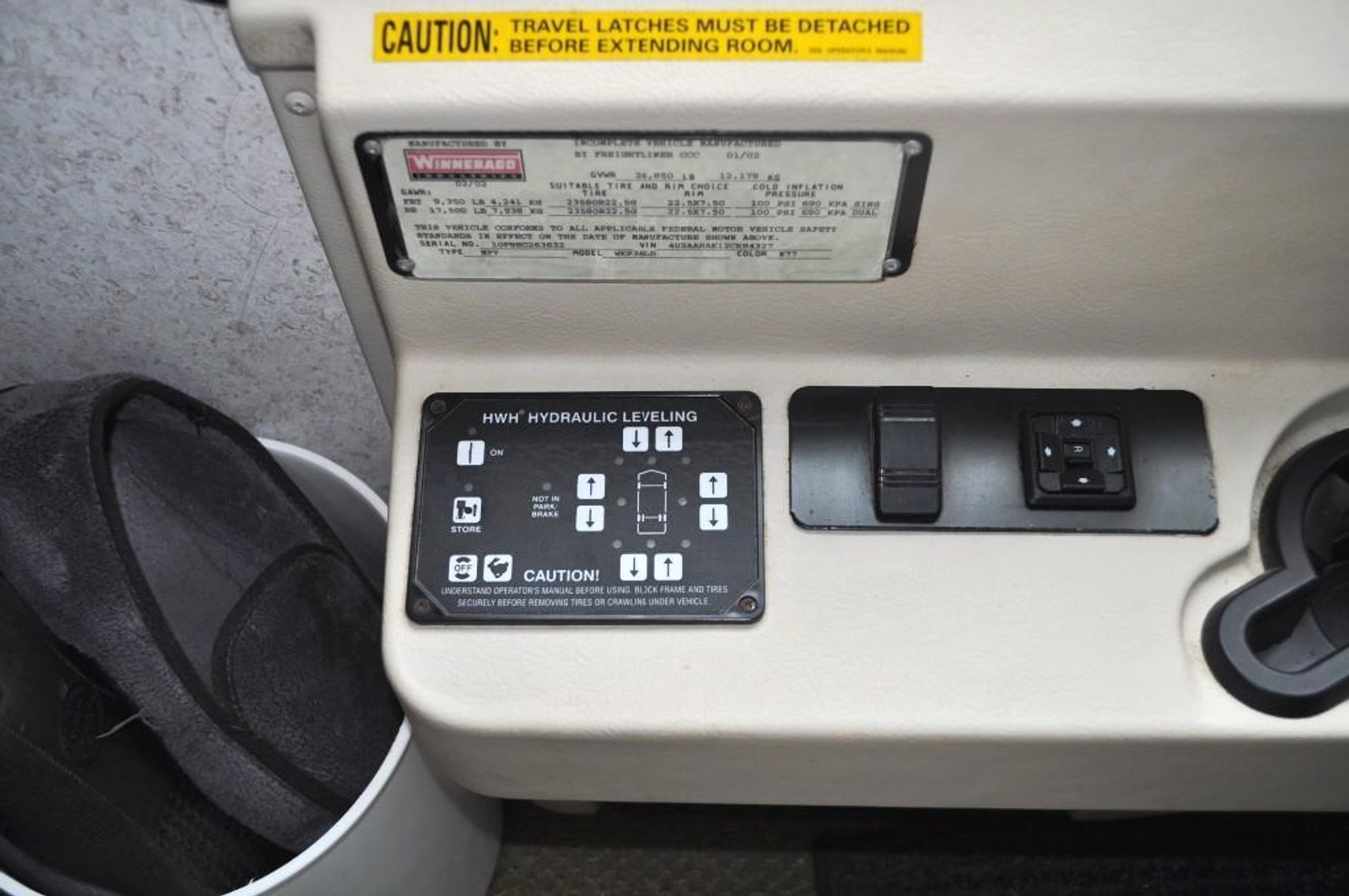 2002 Winnebago Journey DL 36'