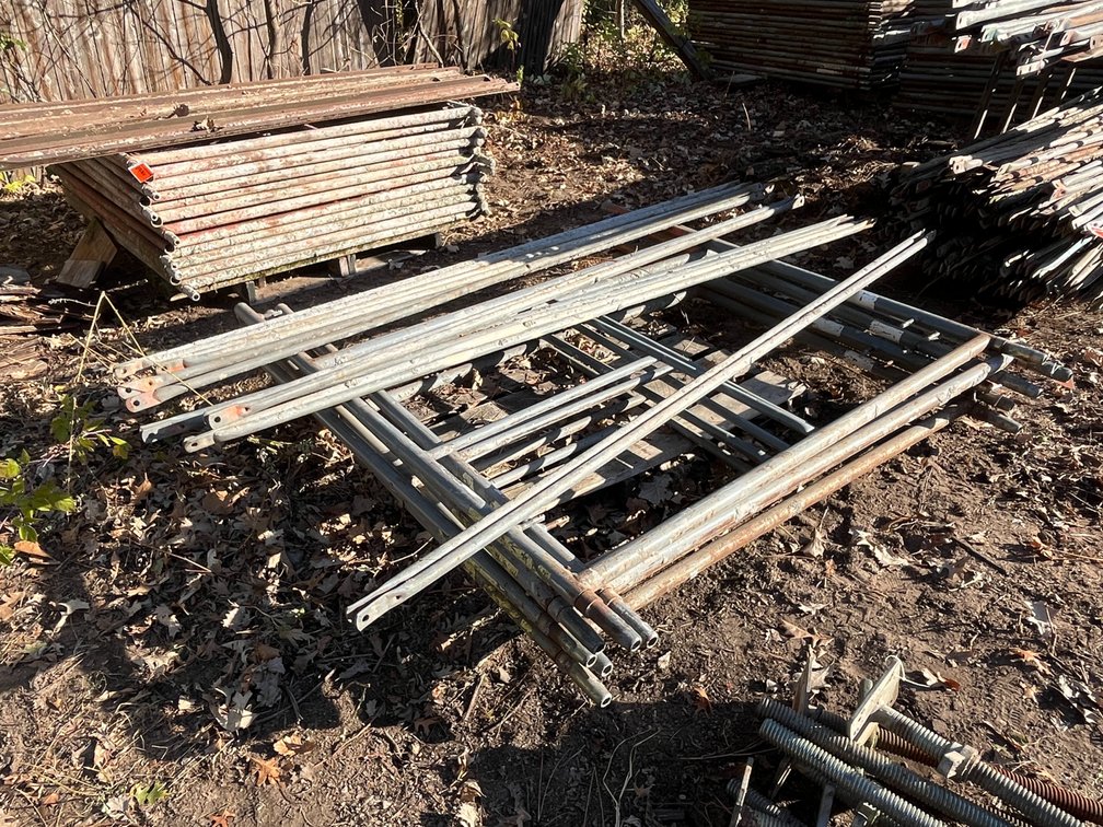 (2) 5' Frames and (2) 7' Crossbeams Scaffolding