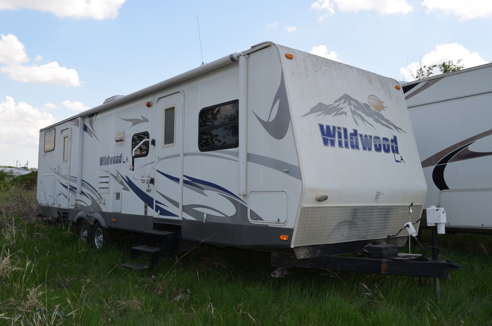 (19) Campers: Travel Trailers, 5th Wheels & Park Models (141277)