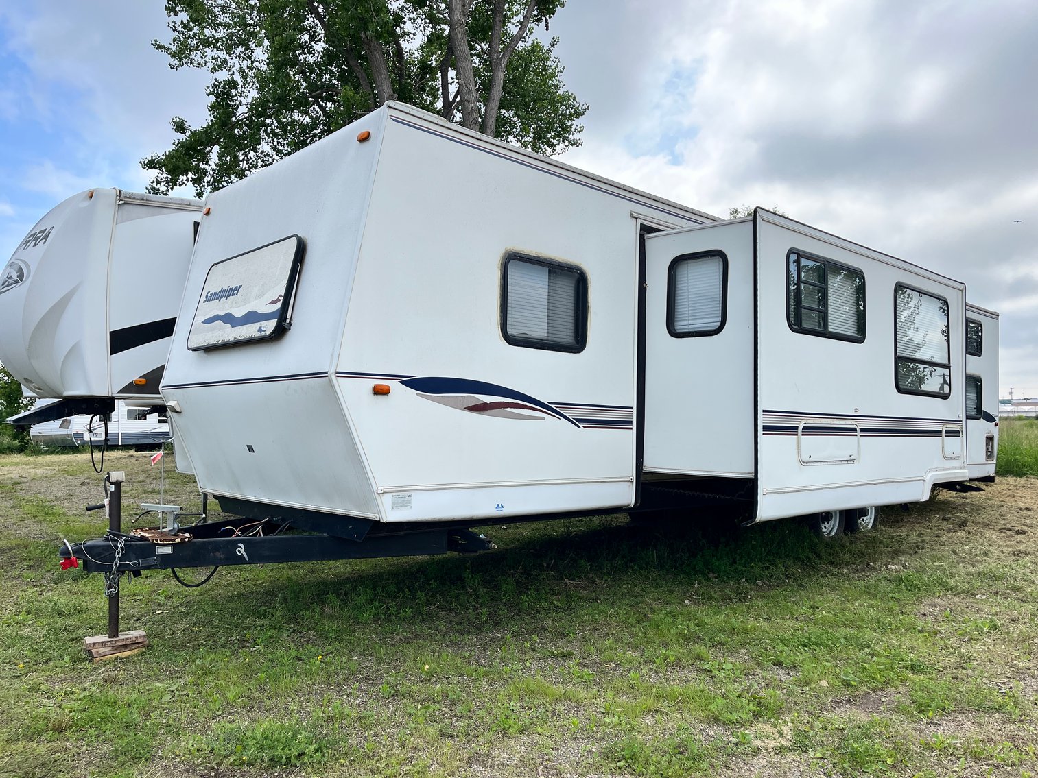 (16) Campers: Motorhome, Park Model, Travel Trailers & 5th Wheels (142607)