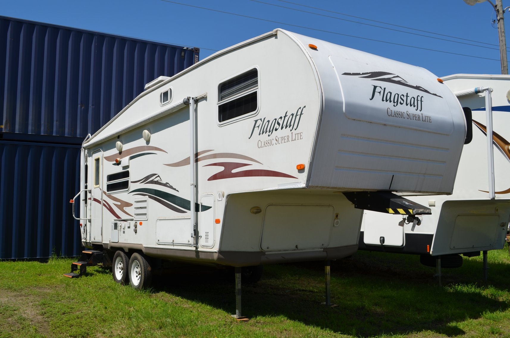 (16) Campers: Motorhome, Travel Trailers and 5th Wheels (143533)