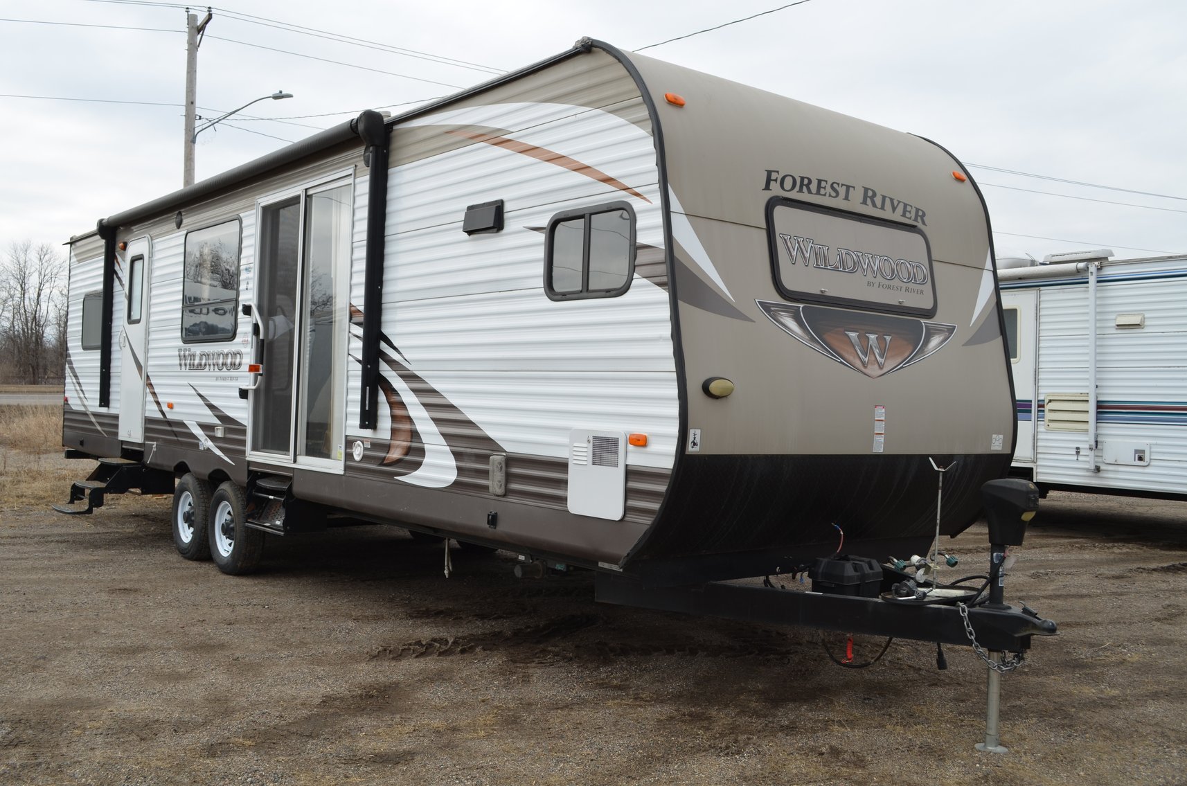 (16) Campers: Motorhome, Travel Trailers and 5th Wheels (143533)