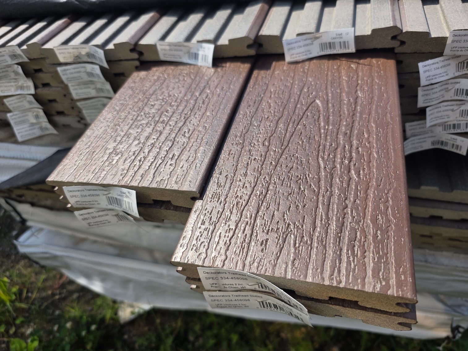 GAF EnergyGuard Polyiso Insulation & 16' Deckorators Slotted Composite Deck Boards (148183)