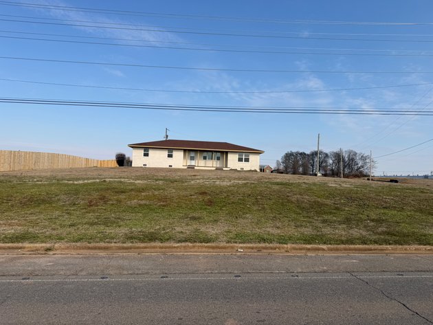 Image for 3 Bed 2 Bath house on 1+/- ac in Tuscumbia