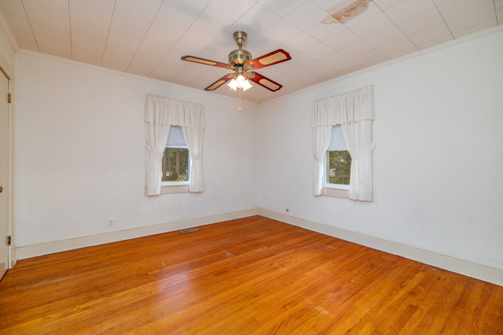 Image for 4 BR/2.5 BA Brick Home w/Basement on Large Corner Lot in the Town of Victoria, VA--ONLINE ONLY BIDDING!!