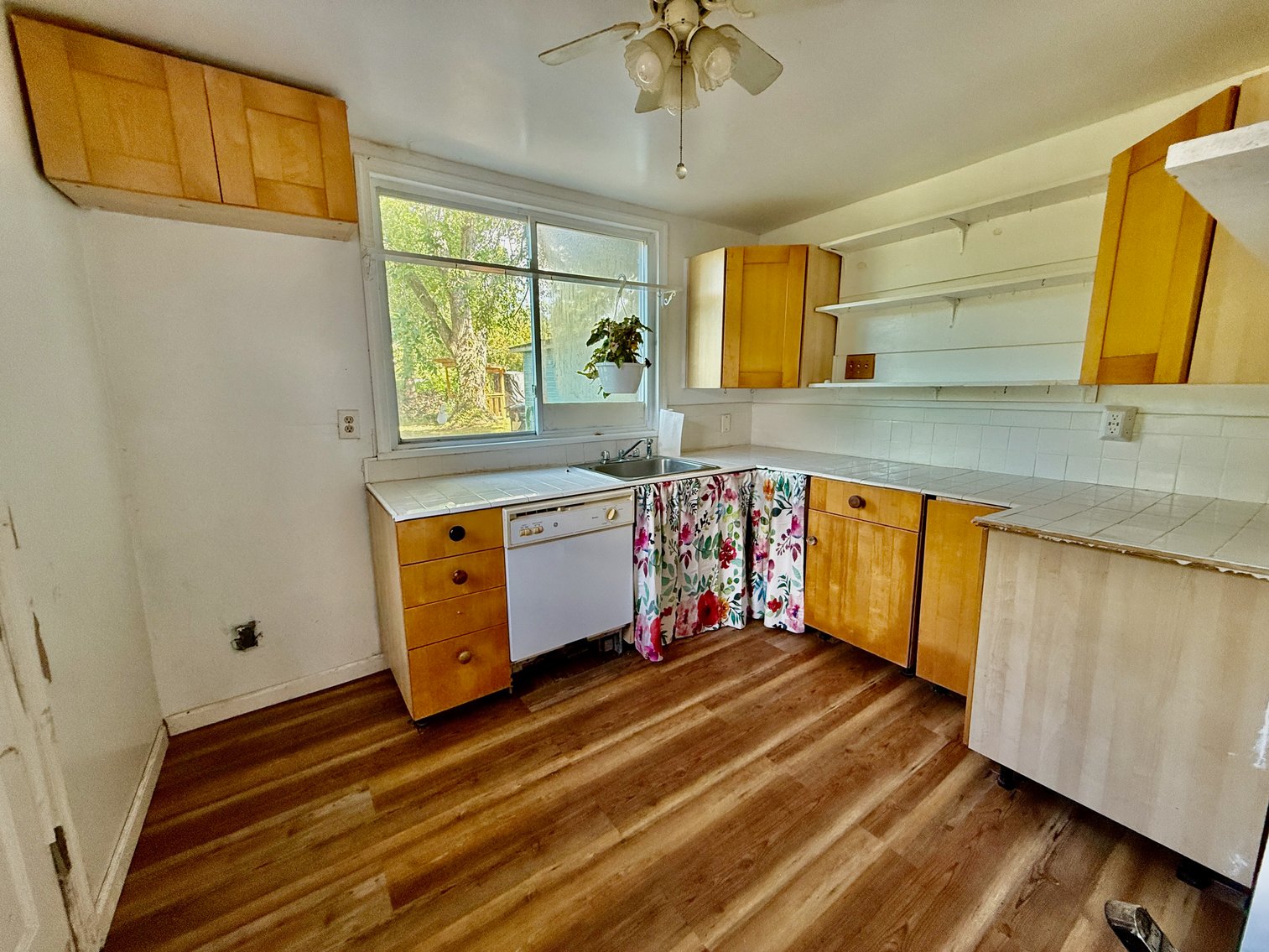 Image for 4 BR/2 BA Home Nestled Between Monroe Bay & The Potomac River in Downtown Colonial Beach, VA--SELLING to the HIGHEST BIDDER via ONLINE ONLY BIDDING!!