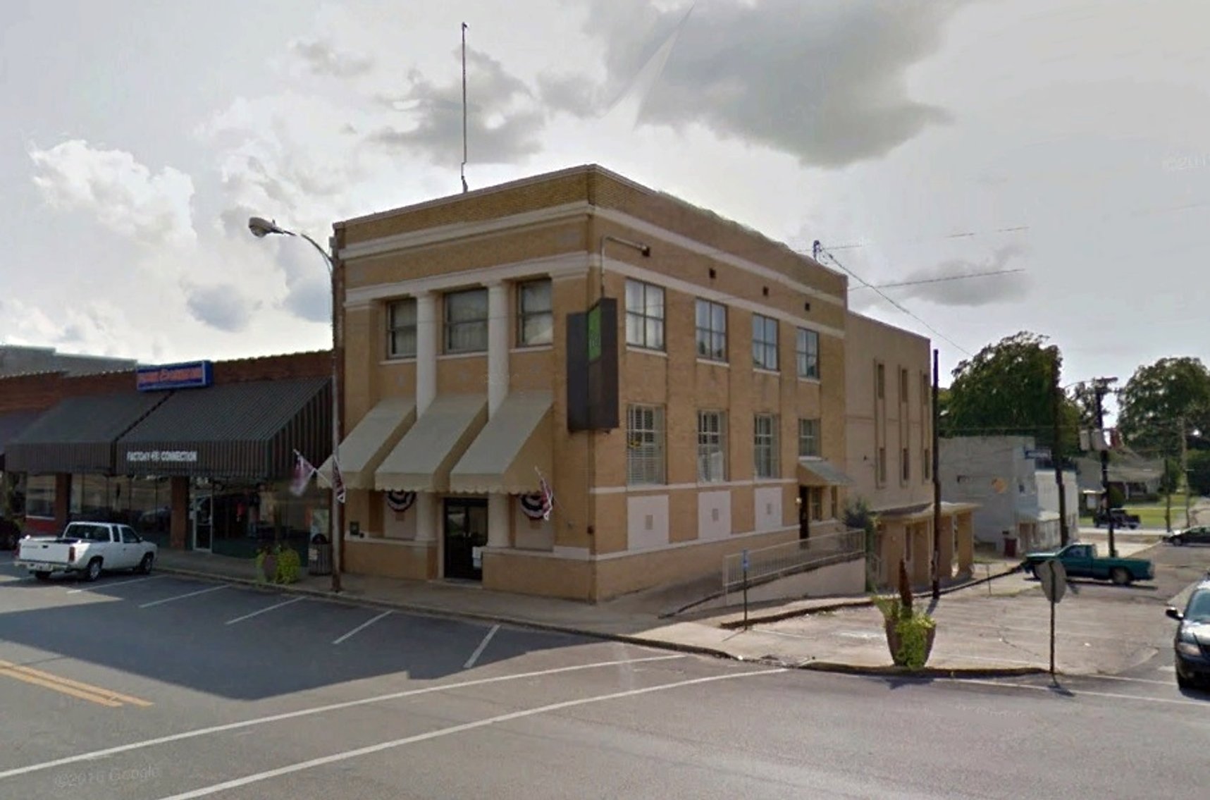 Image for 8,556±SF Former Bank Branch on .09± Acre at 117 N Jackson St, Houston, MS 38851 (Chickasaw County)