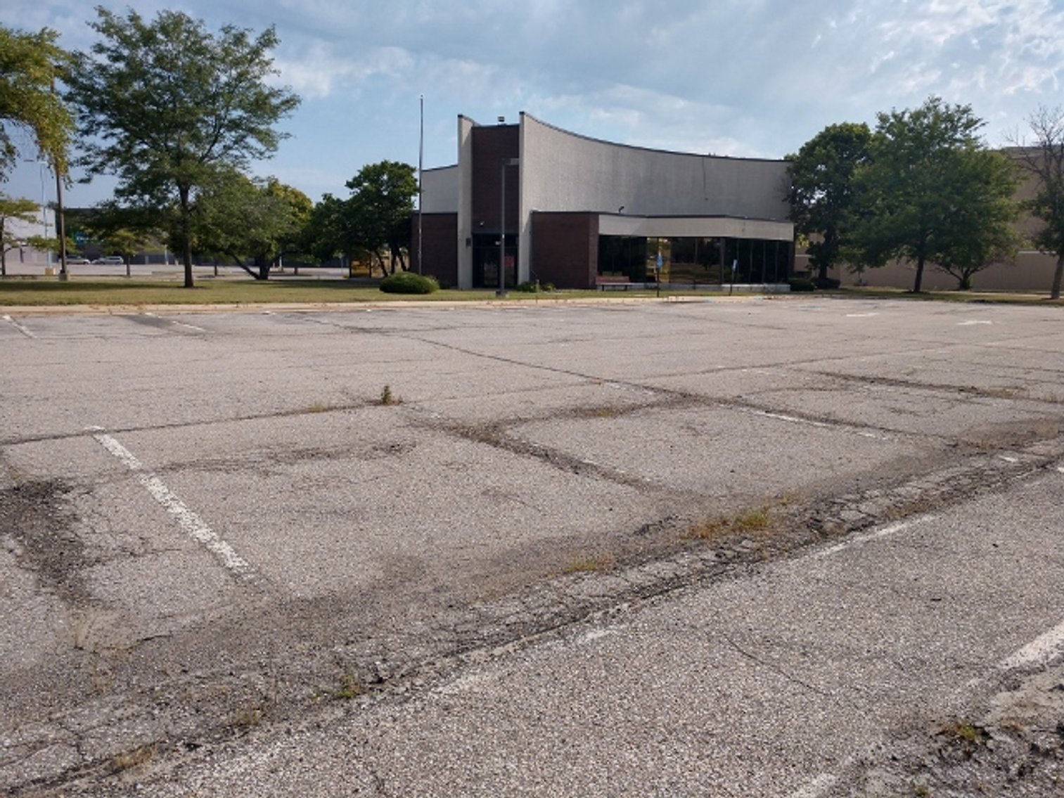 Image for 8,573±SF Former Bank Branch on 2.5± Acres at 2532 Crossroads Blvd, Waterloo, IA 50702 (Black Hawk County)