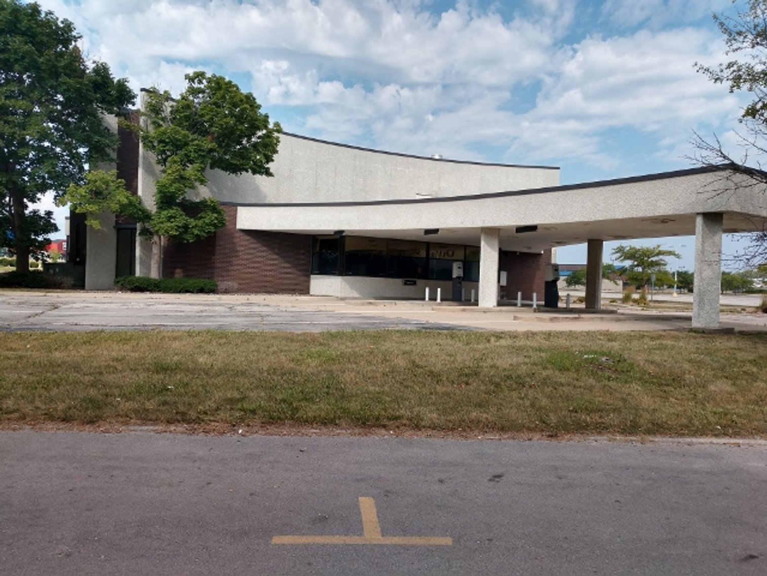 Image for 8,573±SF Former Bank Branch on 2.5± Acres at 2532 Crossroads Blvd, Waterloo, IA 50702 (Black Hawk County)