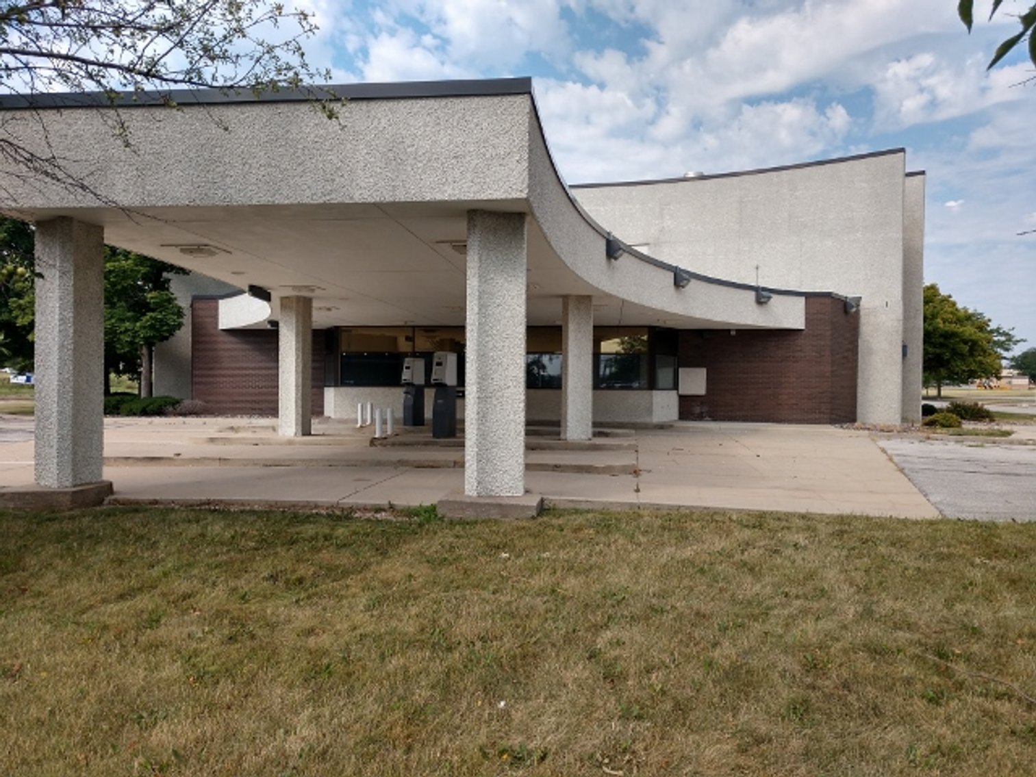 Image for 8,573±SF Former Bank Branch on 2.5± Acres at 2532 Crossroads Blvd, Waterloo, IA 50702 (Black Hawk County)