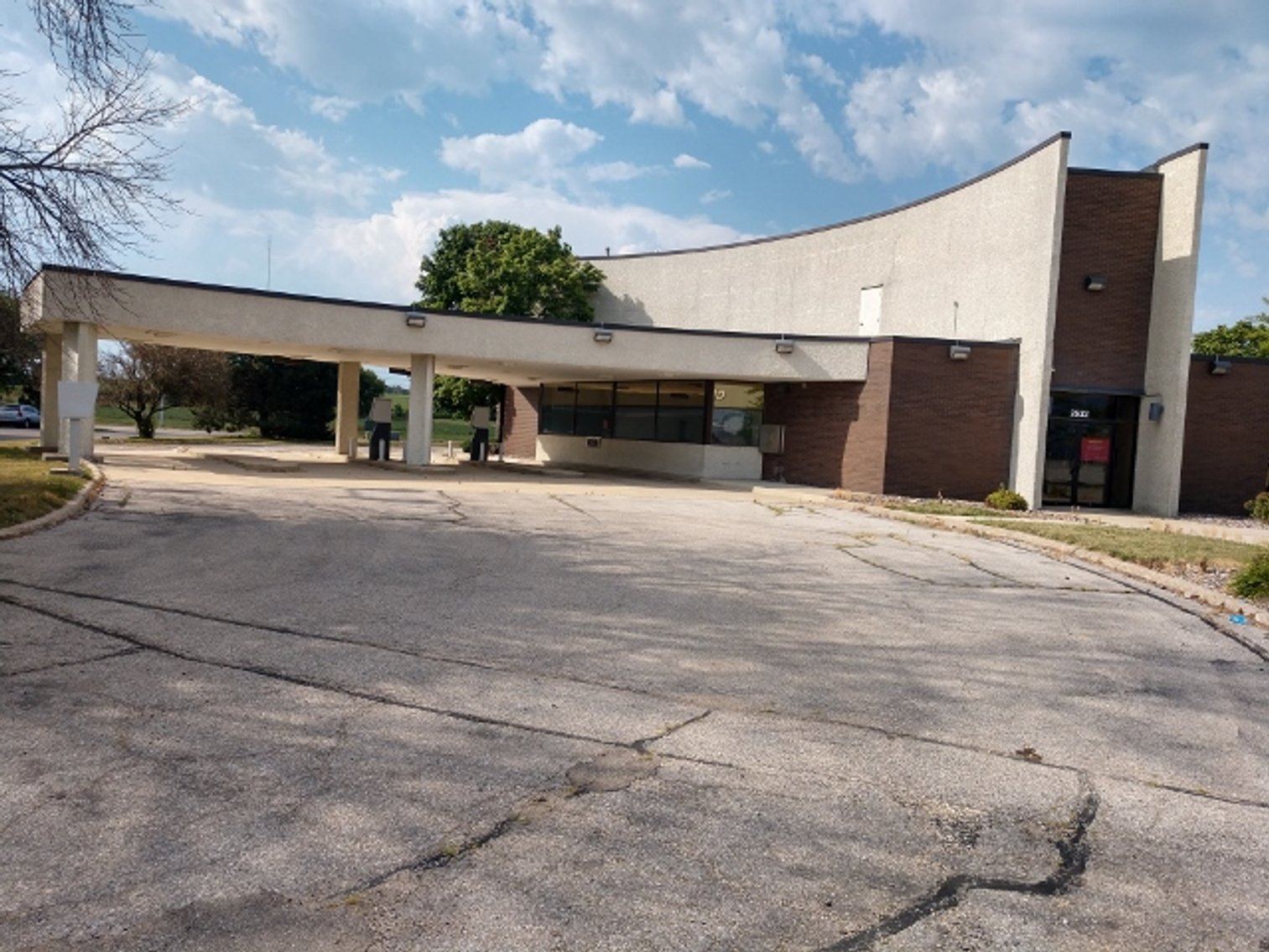 Image for 8,573±SF Former Bank Branch on 2.5± Acres at 2532 Crossroads Blvd, Waterloo, IA 50702 (Black Hawk County)