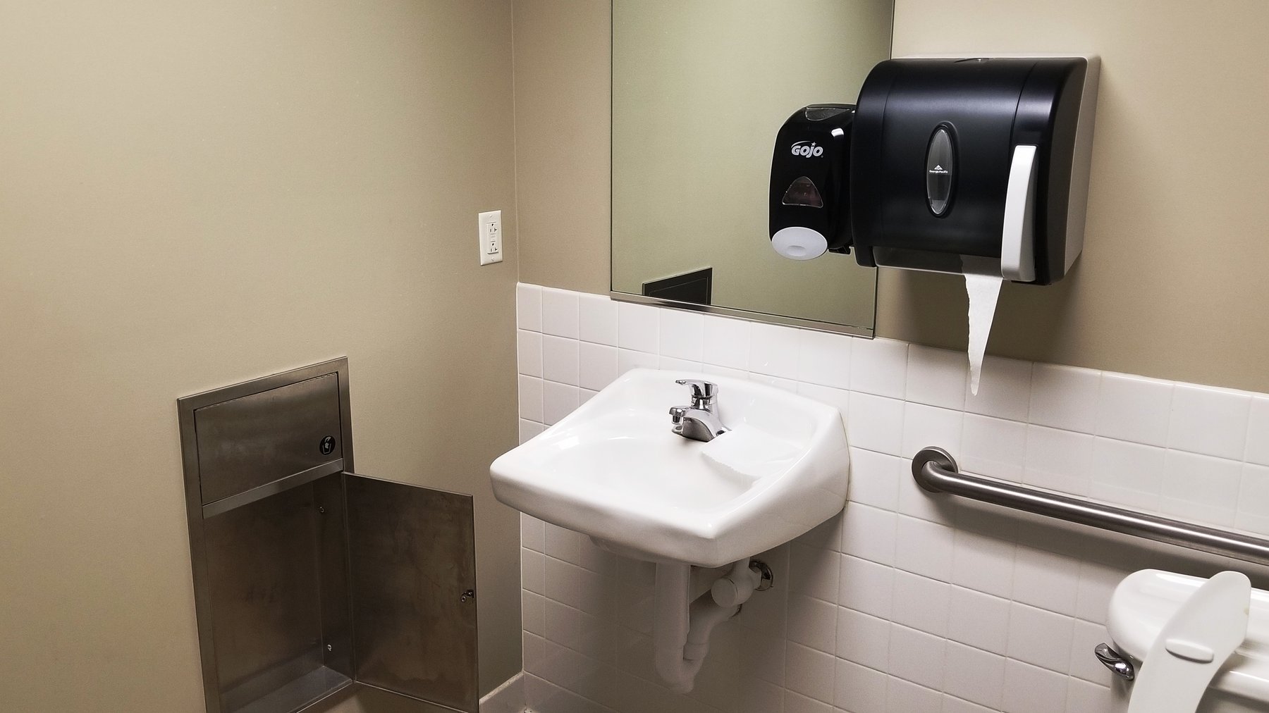 Image for Fort Payne, AL: 3,356±SF Former Bank Branch at 1718 Gault Avenue N., Fort Payne, AL 35967 (DeKalb County) 