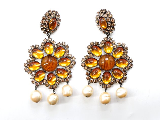 Image for Vintage Designer Costume Jewelry and Accessories | August 26, 2025 at 10:00 AM