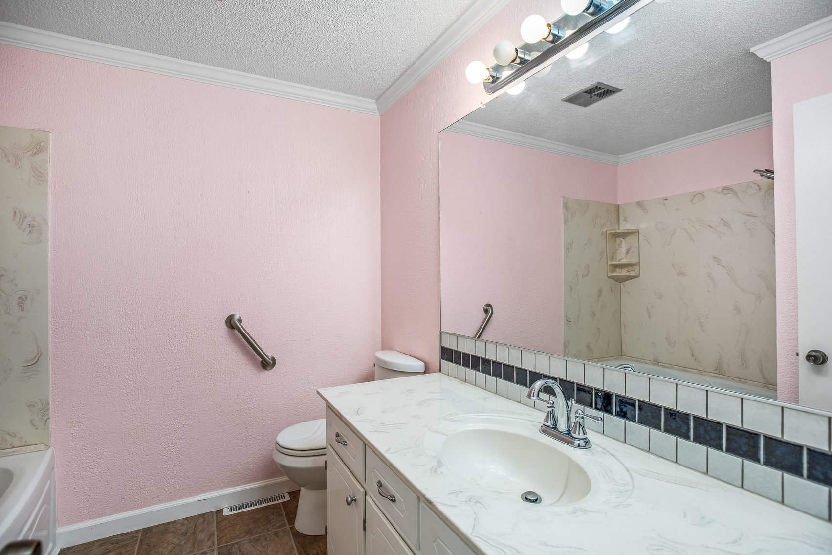 Advance Brick Rancher Auction