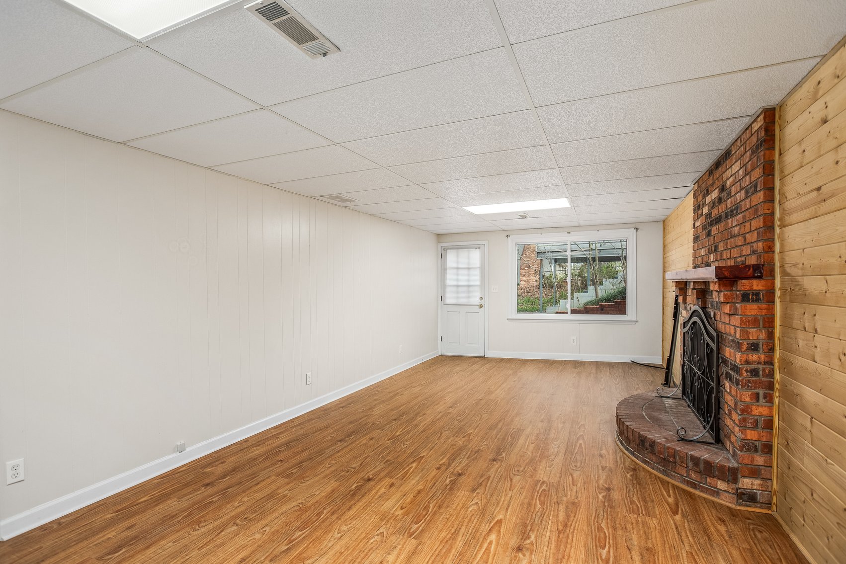 Advance Brick Rancher Auction