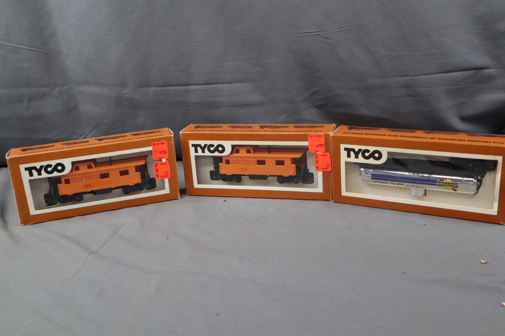 Image for October Gallery – Collectibles, Sports Memorabilia, Jewelry, Antiques, China, Furniture, and More!