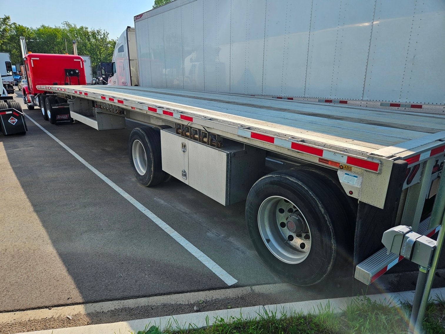 Image for 2020 Peterbilt 567 Sleeper Tractor & (2) 2021 Transcraft Alum SE 48' Flatbed Trailers