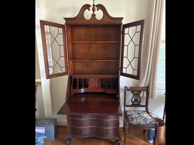 Image for 205 Crestwood Dr Selling Complete Contents of Home