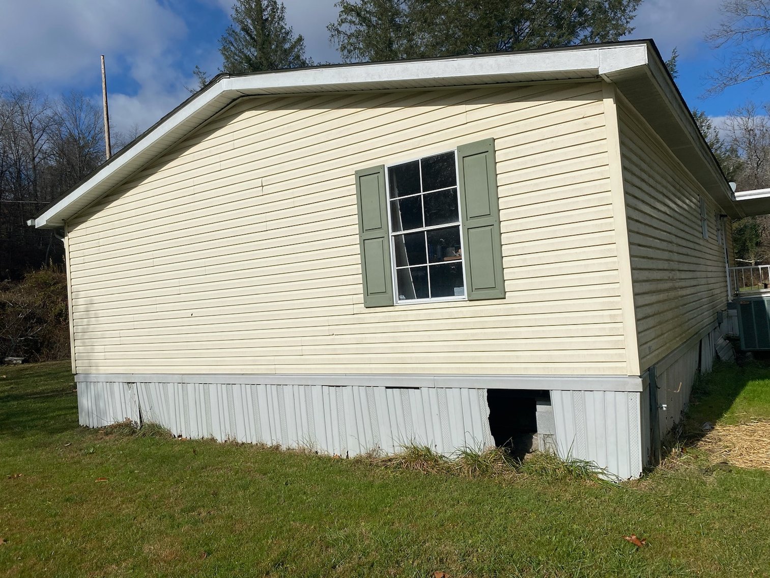 Image for Scarbro, WV – 1994 Double Wide 3BR Mobile Home – Sells to the Highest Bidder!