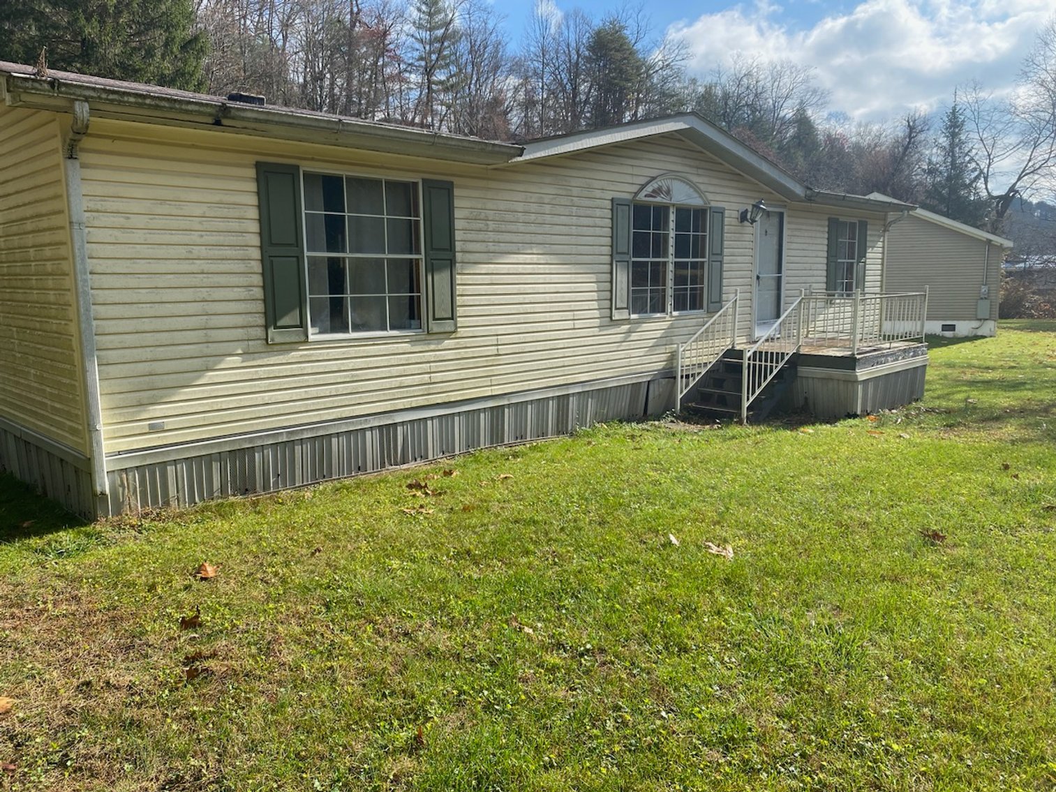 Image for Scarbro, WV – 1994 Double Wide 3BR Mobile Home – Sells to the Highest Bidder!