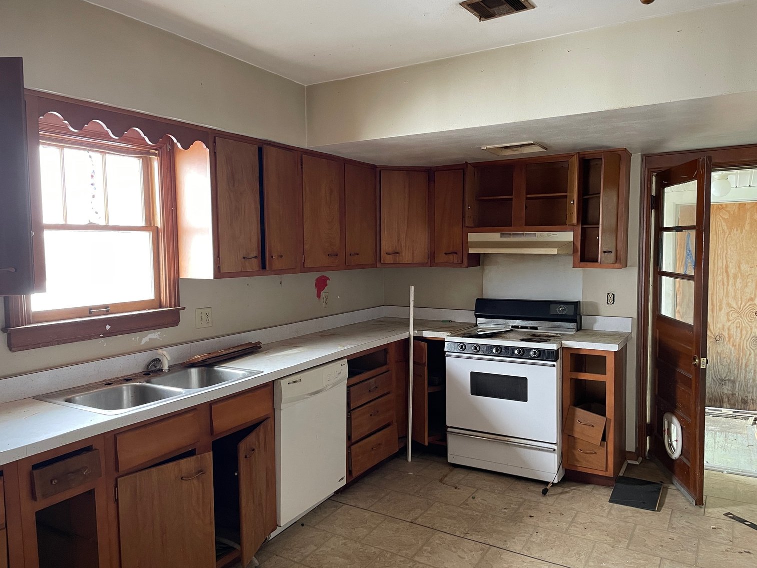 Image for SOLD $22,000 - 3 Bedroom Project Home in Charleston