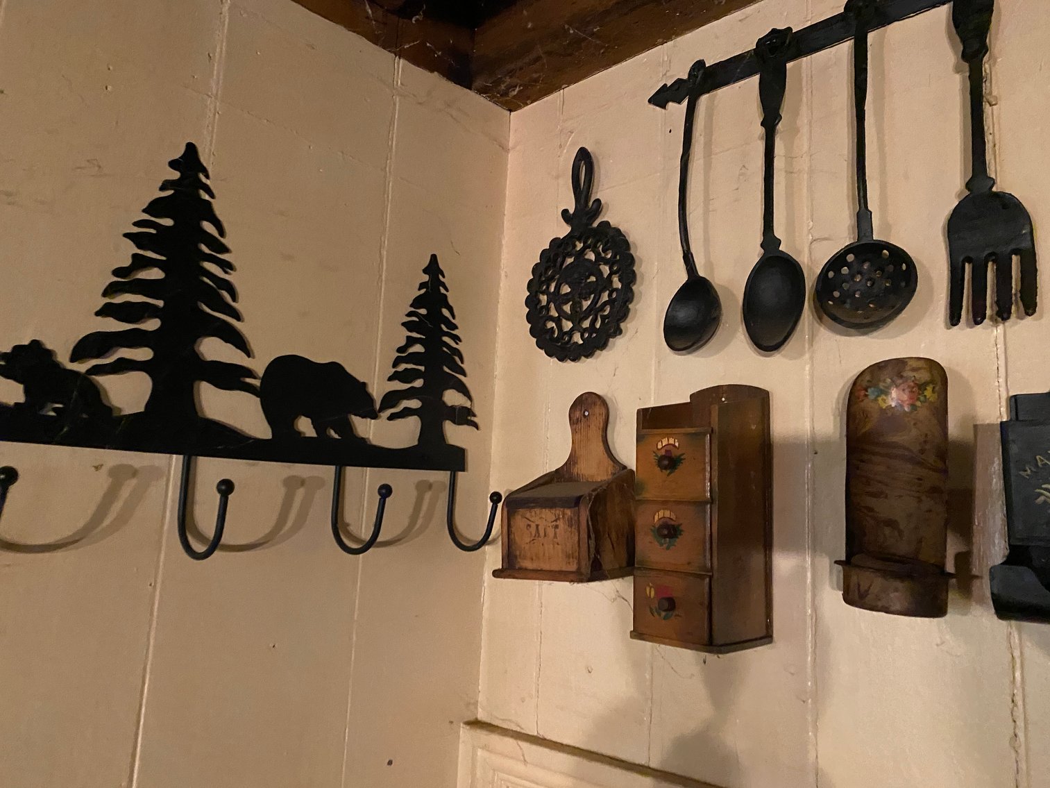 Image for Eighty-Four, PA – Estate of Samuel Miller: Antiques and Collectibles, Victorian Style Furniture, Glassware, Power Tools, Sports Memorabilia and More!
