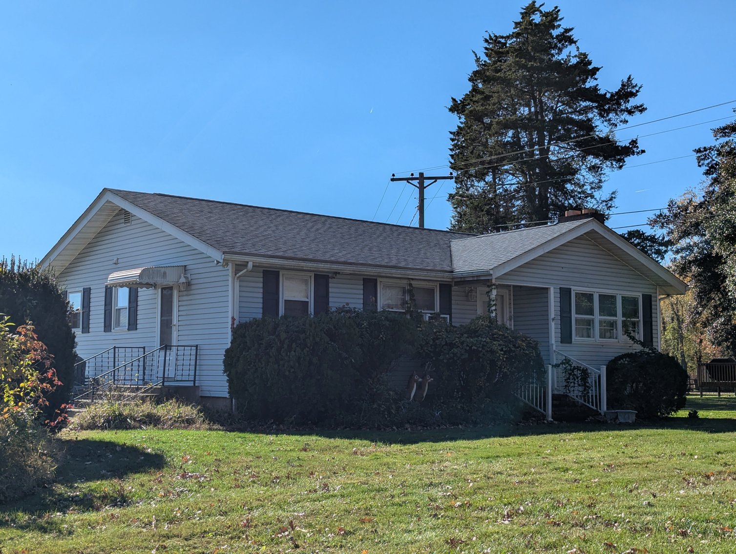 Image for 3 ADJOINING WATERFRONT PARCELS ~ 3BR HOME/ 2 PIERS/ 1.59 +/- TOTAL ACRES/ FISHING GEAR, COLLECTIBLES, HOUSEHOLD ITEMS, & TOOLS