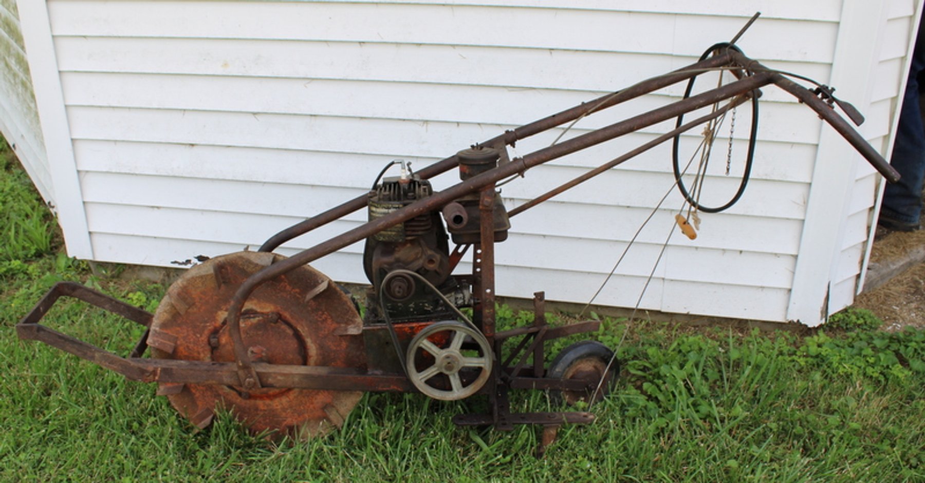 Image for Bob & Linda Crowell Vintage Tractors Online Auction
