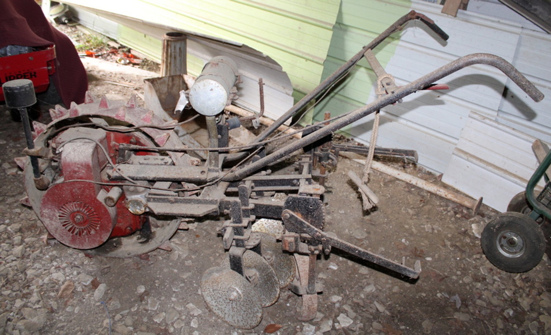 Image for Bob & Linda Crowell Vintage Tractors Online Auction