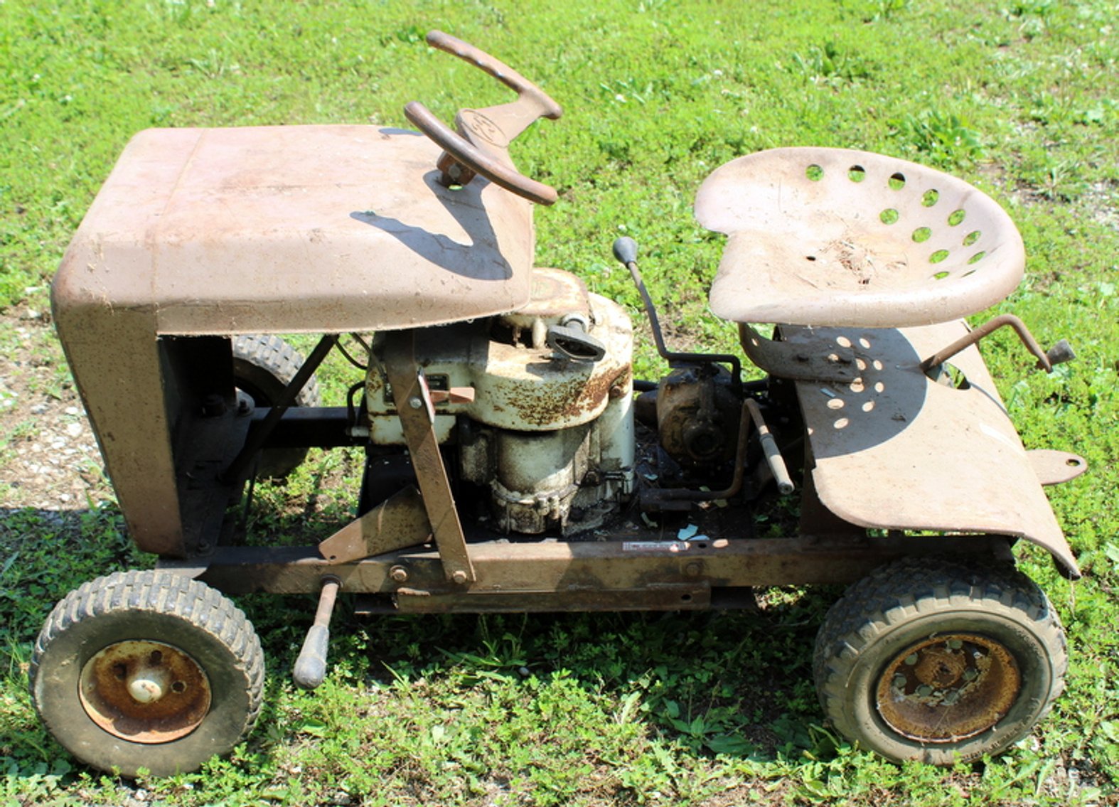 Image for Bob & Linda Crowell Vintage Tractors Online Auction